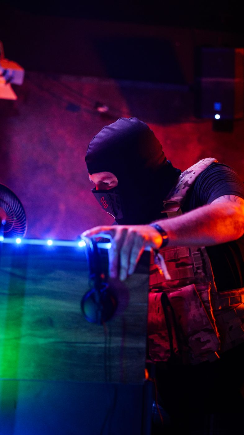 Un DJ cagoulé aux platines