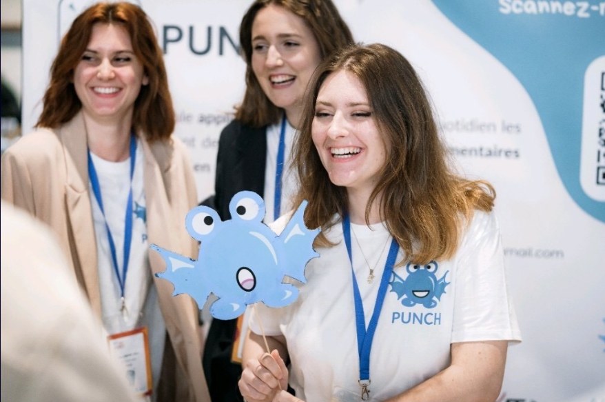 Sur le stand, avec la mascotte